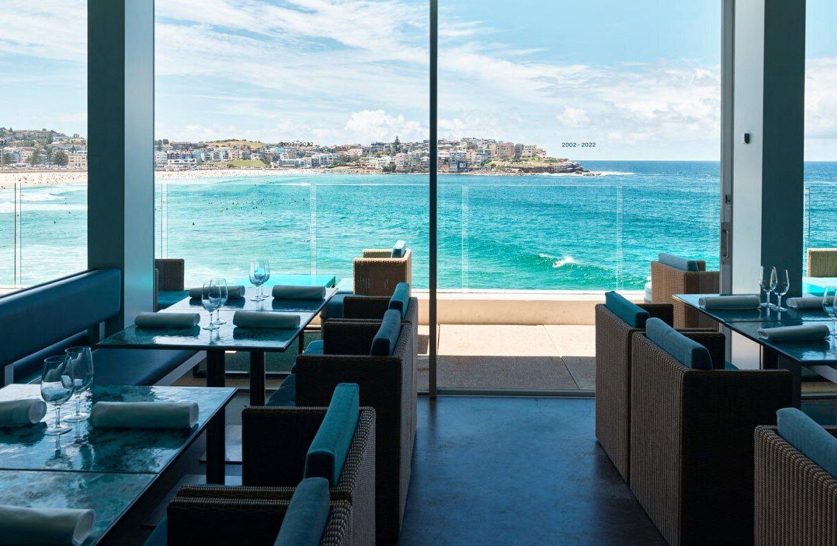 Icebergs Dining Room and Bar's eetzaal boven het oceaanzwembad