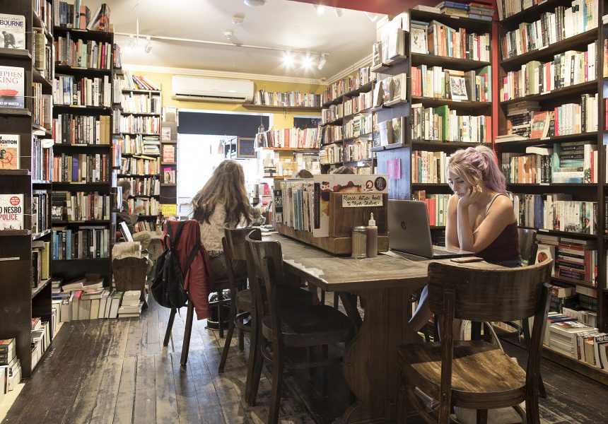 het met boeken beklede interieur van Gertrude & Alice café op Hall Street